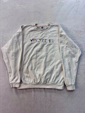Vintage Sutton's Sportswear Yellowstone Embroidered Crewneck!! Size M